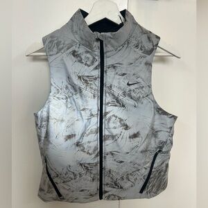 Nike Swift
Women's Therma-FIT ADV Reflective Running Vest NEW WITH TAGS!!!